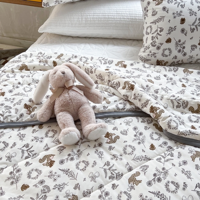 91家纺网 家纺一手货源 找家纺 昔可 2022新款包边牛奶丝针织夏被 小松鼠