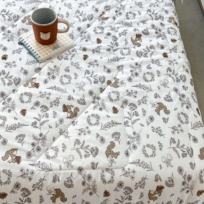 91家纺网 家纺一手货源 找家纺 昔可 2022新款包边牛奶丝针织夏被 小松鼠