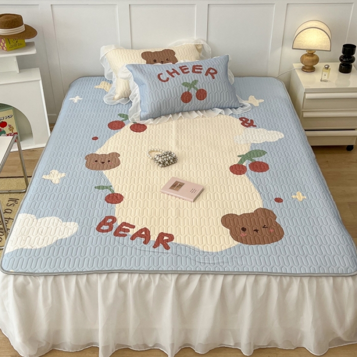 91家纺网 家纺一手货源 找家纺 昔可 2022新款ins风小清新床裙款乳胶凉席三件套 床裙款-画框樱桃熊