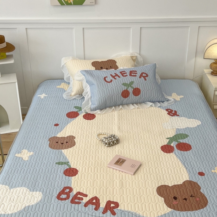 91家纺网 家纺一手货源 找家纺 昔可 2022新款ins风小清新床裙款乳胶凉席三件套 床裙款-画框樱桃熊