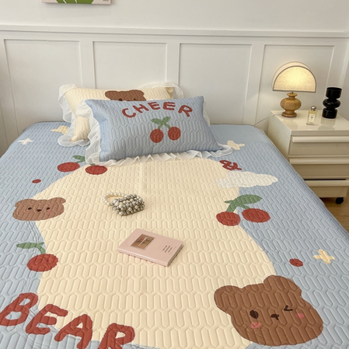 91家纺网 家纺一手货源 找家纺 昔可 2022新款ins风小清新床裙款乳胶凉席三件套 床裙款-画框樱桃熊