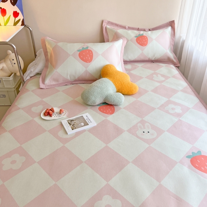 91家纺网 家纺一手货源 找家纺 时年 2022新款全工艺环保数码印花高品质水洗冰丝凉席 草莓兔