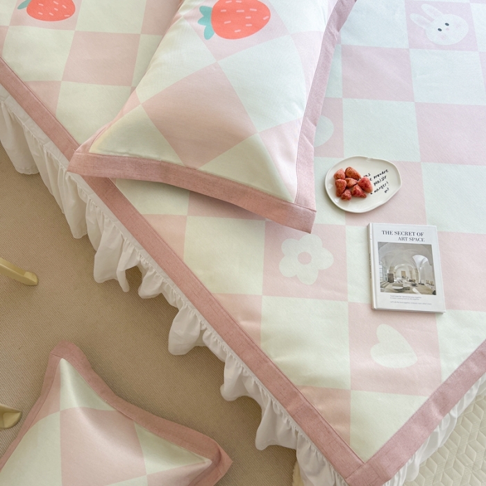 91家纺网 家纺一手货源 找家纺 时年 2022新款全工艺环保数码印花高品质水洗冰丝凉席 草莓兔