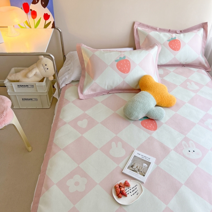 91家纺网 家纺一手货源 找家纺 时年 2022新款全工艺环保数码印花高品质水洗冰丝凉席 草莓兔