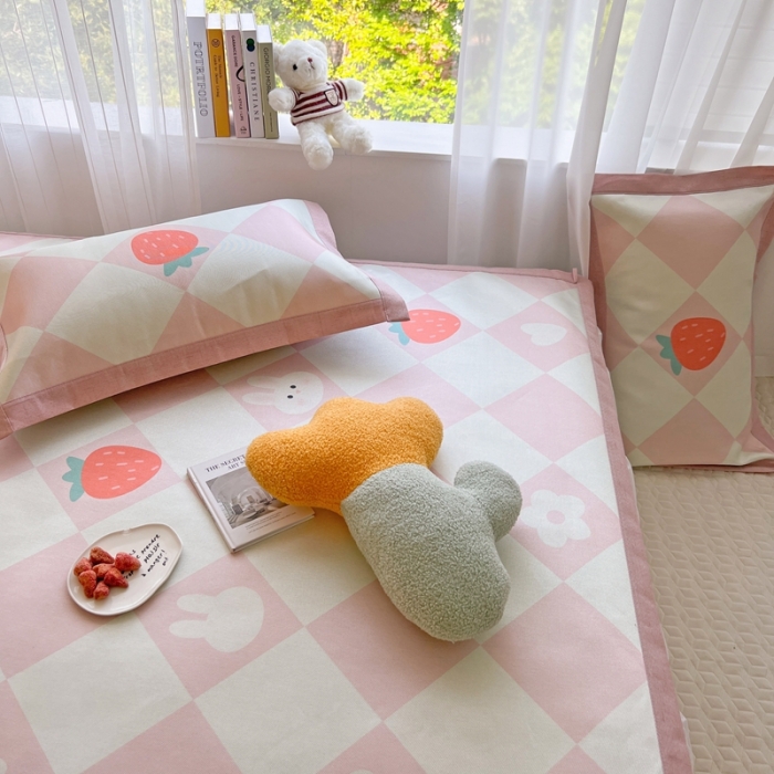 91家纺网 家纺一手货源 找家纺 时年 2022新款全工艺环保数码印花高品质水洗冰丝凉席 草莓兔