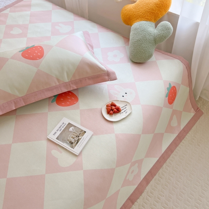 91家纺网 家纺一手货源 找家纺 时年 2022新款全工艺环保数码印花高品质水洗冰丝凉席 草莓兔