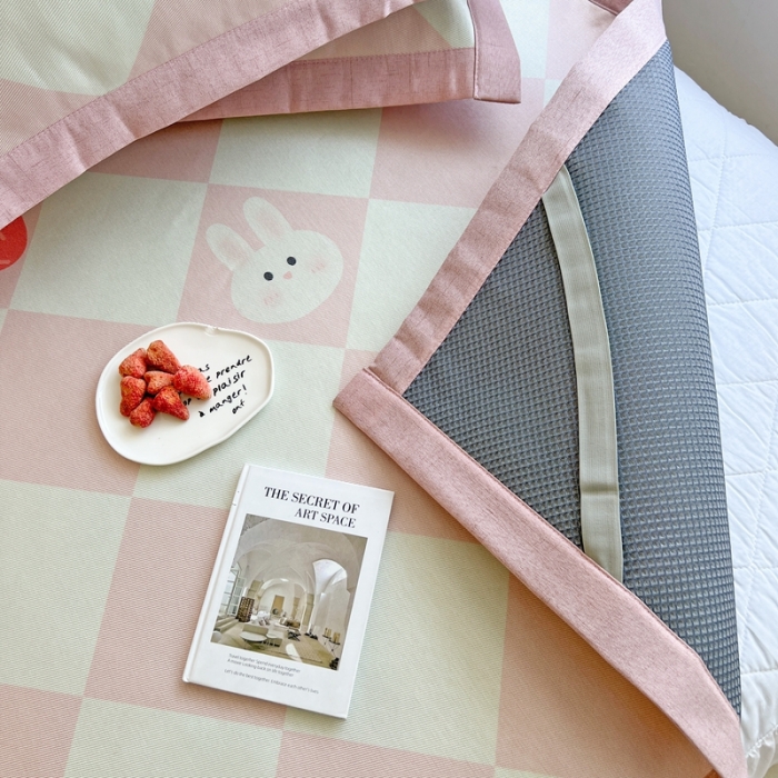 91家纺网 家纺一手货源 找家纺 时年 2022新款全工艺环保数码印花高品质水洗冰丝凉席 草莓兔