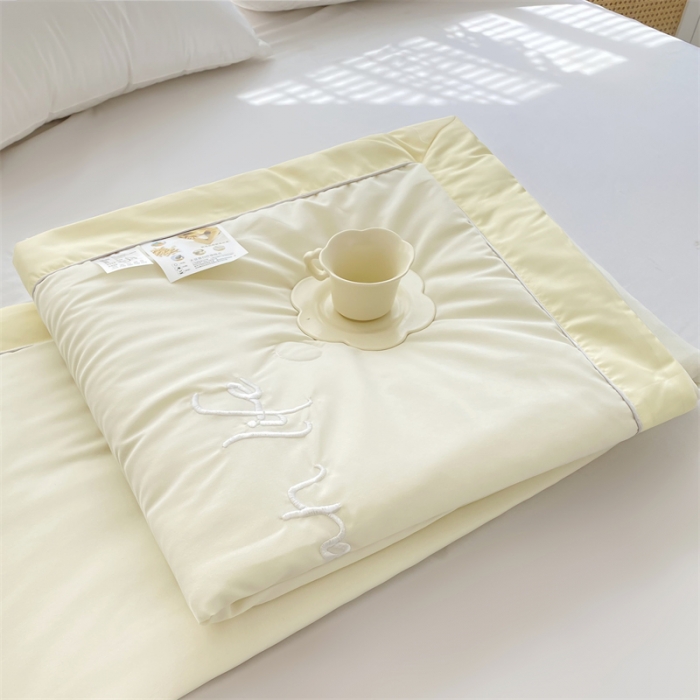 91家纺网 家纺一手货源 找家纺 米乐被业2025新款凉感绣花大豆夏被空调被被子被芯米白
