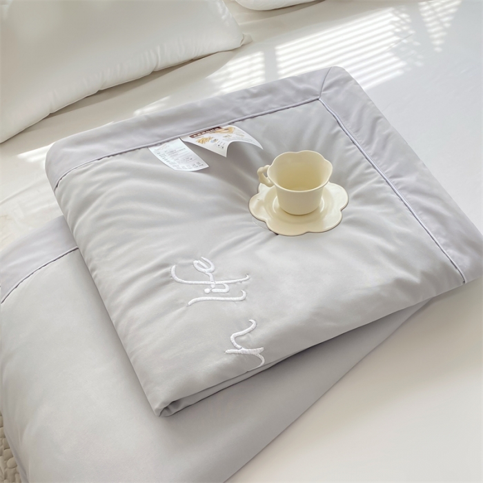 91家纺网 家纺一手货源 找家纺 米乐被业 2025新款凉感绣花大豆夏被空调被被子被芯浅灰