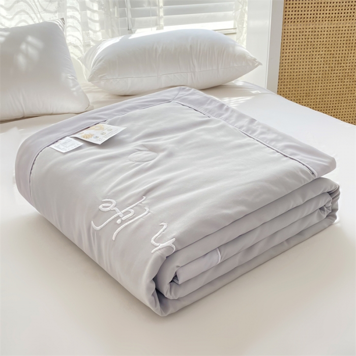 91家纺网 家纺一手货源 找家纺 米乐被业 2025新款凉感绣花大豆夏被空调被被子被芯浅灰