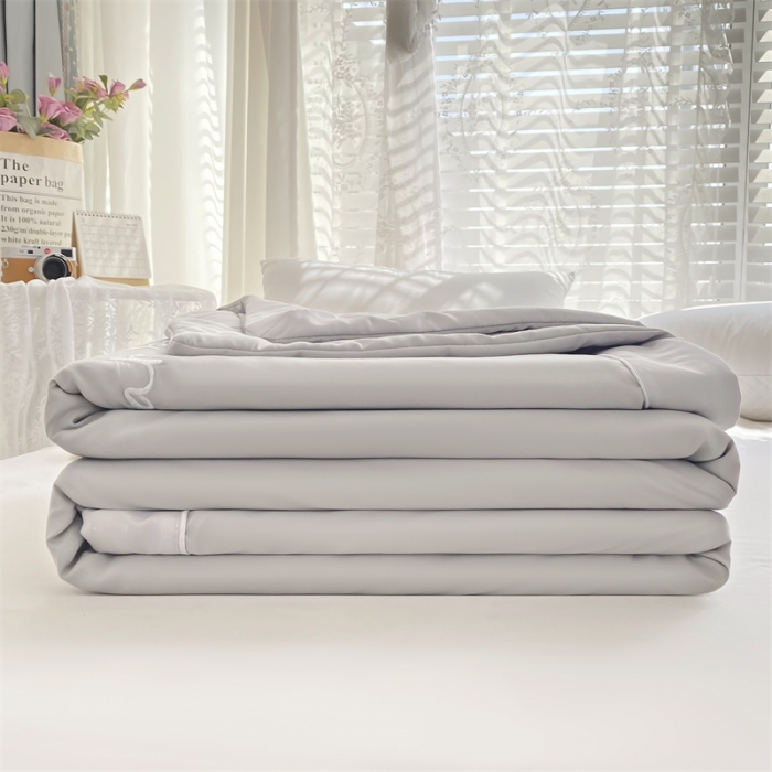 91家纺网 家纺一手货源 找家纺 米乐被业 2025新款凉感绣花大豆夏被空调被被子被芯浅灰