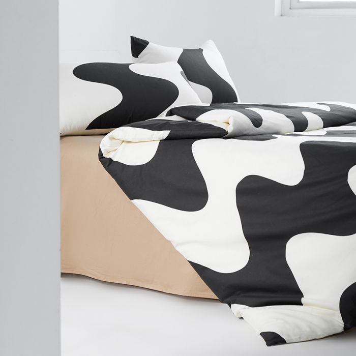 91家纺网 家纺一手货源 找家纺 （总）艾佳 2025新款全棉黑白经典波浪纹四件套-场景一