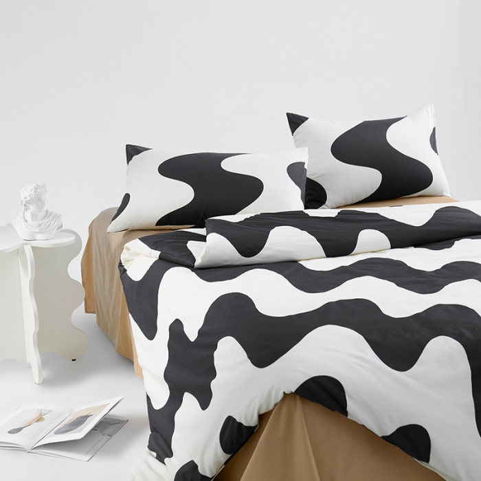 91家纺网 家纺一手货源 找家纺 （总）艾佳 2025新款全棉黑白经典波浪纹四件套-场景一