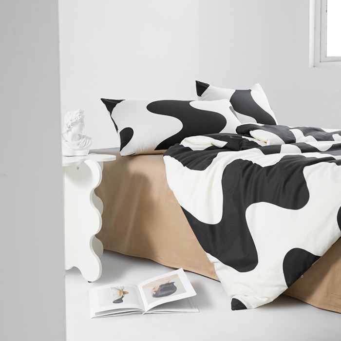 91家纺网 家纺一手货源 找家纺 （总）艾佳 2025新款全棉黑白经典波浪纹四件套-场景一