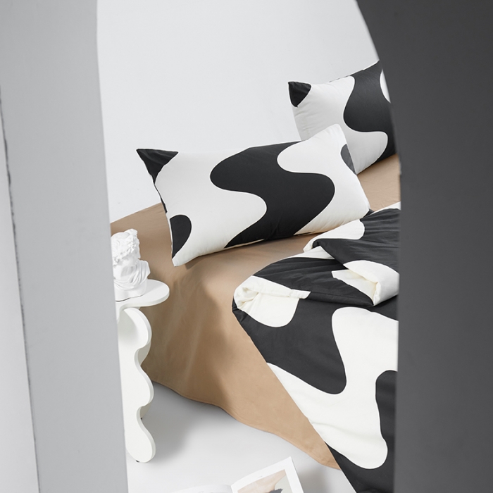 91家纺网 家纺一手货源 找家纺 （总）艾佳 2025新款全棉黑白经典波浪纹四件套-场景一