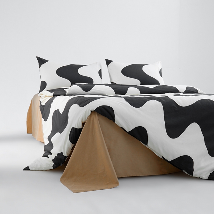 91家纺网 家纺一手货源 找家纺 （总）艾佳 2025新款全棉黑白经典波浪纹四件套-场景一