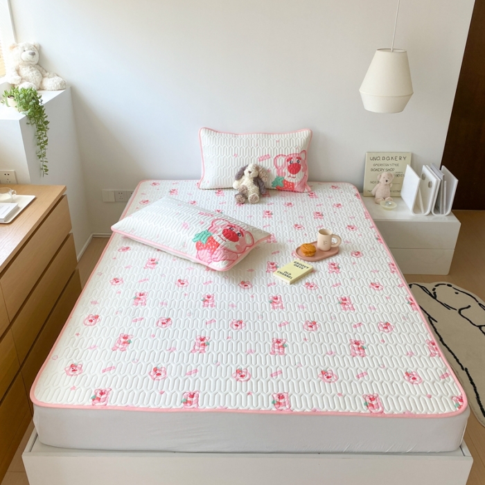 91家纺网 家纺一手货源 找家纺 朗莎家纺 2022新款可机洗凉感丝卡通乳胶凉席 草莓熊