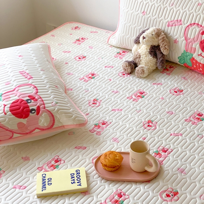 91家纺网 家纺一手货源 找家纺 朗莎家纺 2022新款可机洗凉感丝卡通乳胶凉席 草莓熊