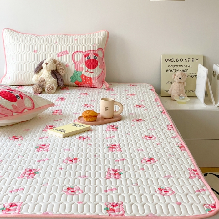 91家纺网 家纺一手货源 找家纺 朗莎家纺 2022新款可机洗凉感丝卡通乳胶凉席 草莓熊