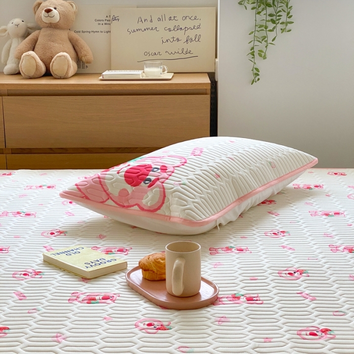 91家纺网 家纺一手货源 找家纺 朗莎家纺 2022新款可机洗凉感丝卡通乳胶凉席 草莓熊