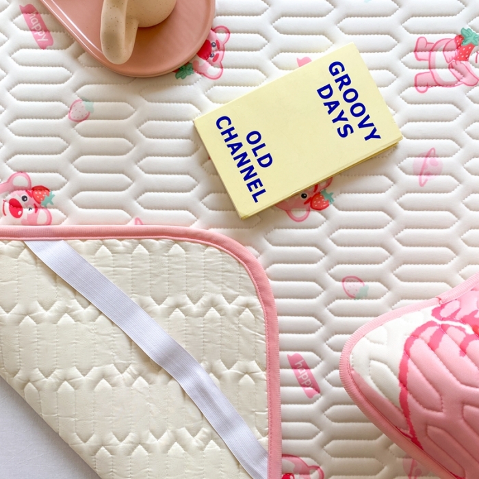 91家纺网 家纺一手货源 找家纺 朗莎家纺 2022新款可机洗凉感丝卡通乳胶凉席 草莓熊