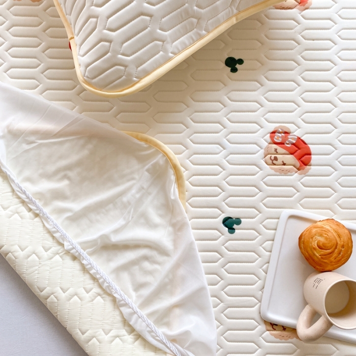 91家纺网 家纺一手货源 找家纺 朗莎家纺 2022新款可机洗凉感丝卡通乳胶凉席 达菲熊床笠