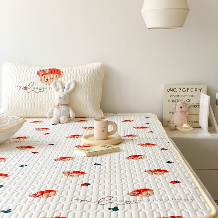 91家纺网 家纺一手货源 找家纺 朗莎家纺 2022新款可机洗凉感丝卡通乳胶凉席 达菲熊床笠