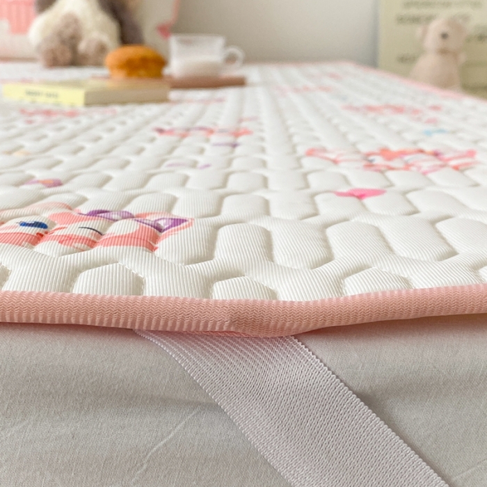 91家纺网 家纺一手货源 找家纺 朗莎家纺 2022新款可机洗凉感丝卡通乳胶凉席 琳娜贝尔