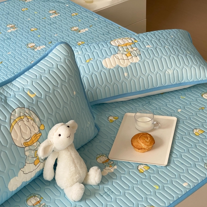 91家纺网 家纺一手货源 找家纺 朗莎家纺 2022新款可机洗凉感丝卡通乳胶凉席 唐老鸭