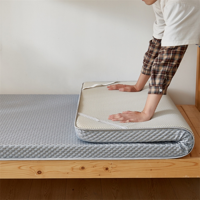 91家纺网 家纺一手货源 找家纺 2025新款A类凉感魔豆豆床垫-烟熏灰