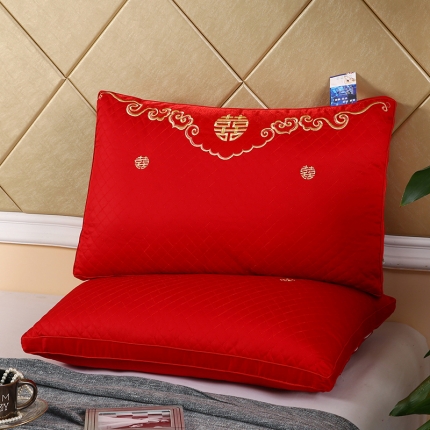 91家纺网 家纺一手货源 找家纺 新款婚庆全棉枕芯刺绣款羽丝绒枕头纯棉立体大红色