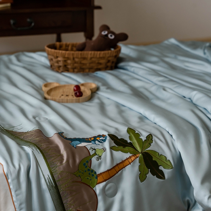 91家纺网 家纺一手货源 找家纺 汇庭 2022新款单人绣花天丝夏被子被芯 恐龙蓝