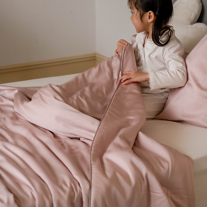 91家纺网 家纺一手货源 找家纺 汇庭 2022新款单人绣花天丝夏被子被芯 小女孩