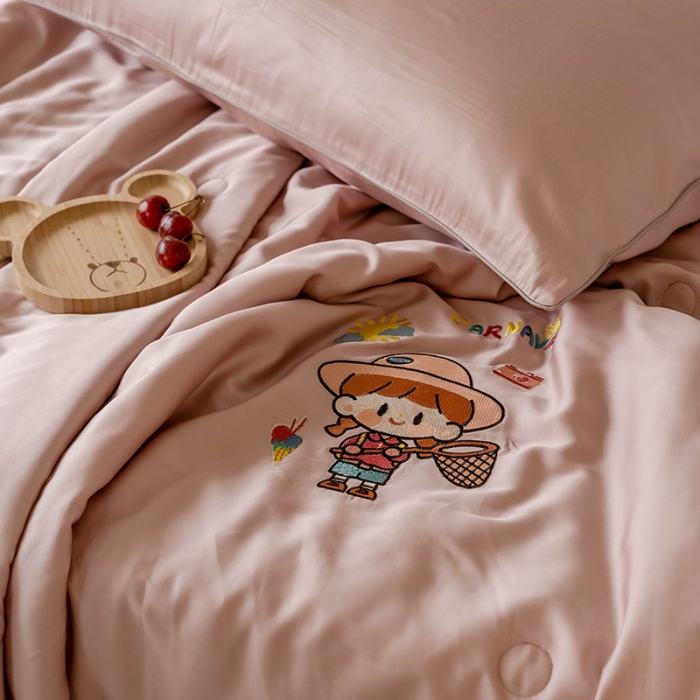 91家纺网 家纺一手货源 找家纺 汇庭 2022新款单人绣花天丝夏被子被芯 小女孩