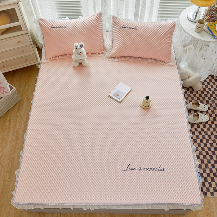 91家纺网 家纺一手货源 找家纺 金丝鸟 2022新款花边床笠款冰豆豆凉席 花边款少女粉