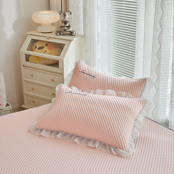 91家纺网 家纺一手货源 找家纺 金丝鸟 2022新款花边床笠款冰豆豆凉席 花边款少女粉