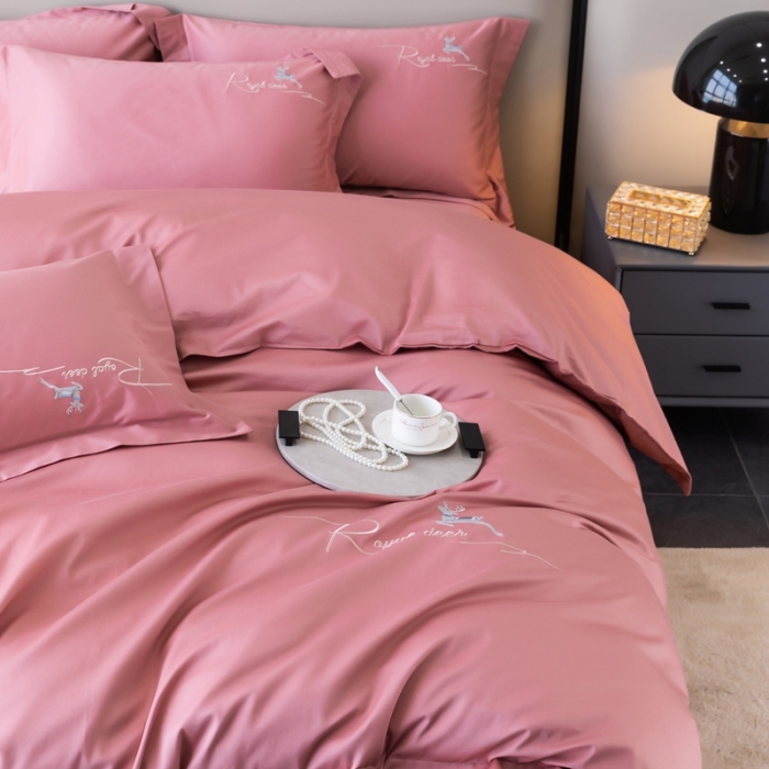 91家纺网 家纺一手货源 找家纺 芊寻家居 2024新款全棉长绒棉四件套 一鹿有你-草莓熊粉