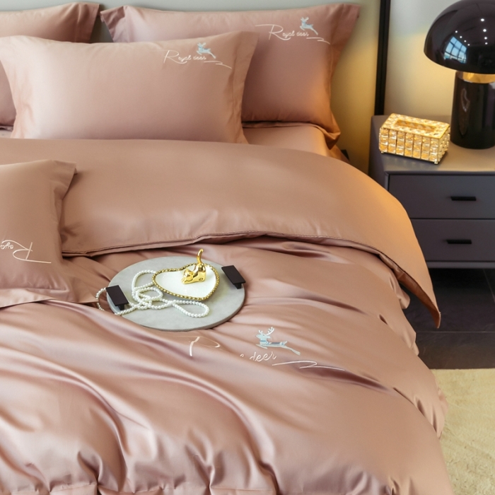 91家纺网 家纺一手货源 找家纺 芊寻家居 2024新款全棉长绒棉四件套 一鹿有你-玫瑰棕