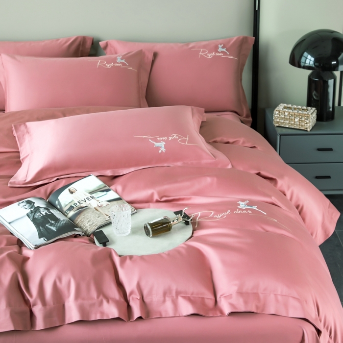 91家纺网 家纺一手货源 找家纺 芊寻家居 2024新款全棉长绒棉四件套 一鹿有你-肉桂粉