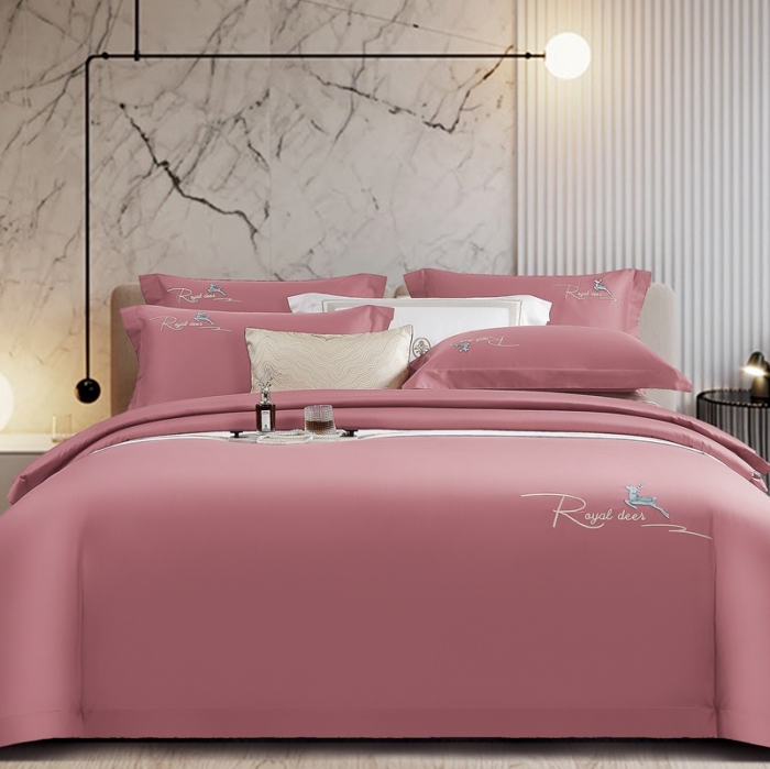 91家纺网 家纺一手货源 找家纺 芊寻家居 2024新款全棉长绒棉四件套 一鹿有你-草莓熊粉