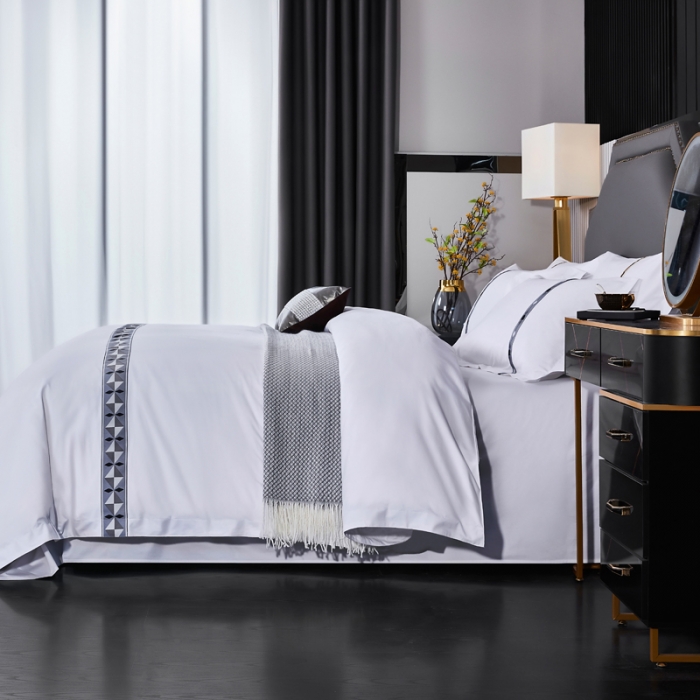 91家纺网 家纺一手货源 找家纺 罗菲尼 白色宽条全棉宽条60s贡缎喷气四件套酒店宾馆用品 起航