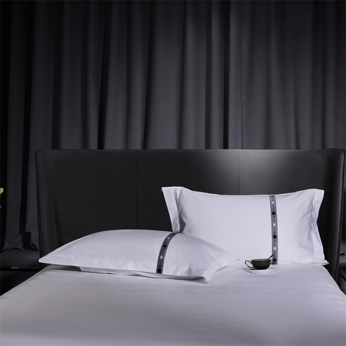 91家纺网 家纺一手货源 找家纺 罗菲尼 白色宽条全棉宽条60s贡缎喷气四件套酒店宾馆用品 起航