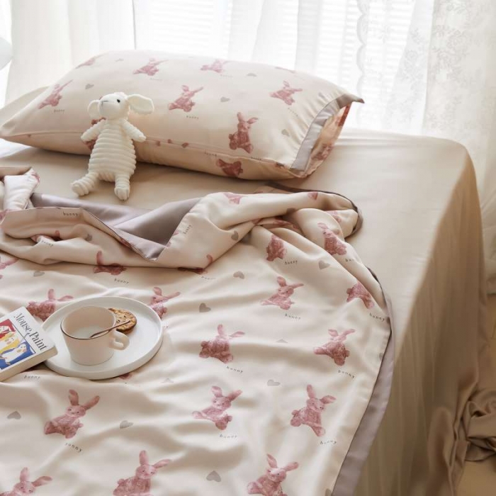 91家纺网 家纺一手货源 找家纺 汇庭 2021新款单人天丝卡通印花夏被 比得兔