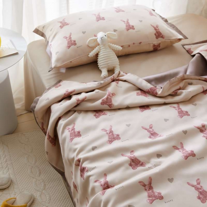 91家纺网 家纺一手货源 找家纺 汇庭 2021新款单人天丝卡通印花夏被 比得兔