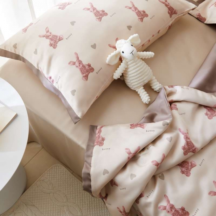 91家纺网 家纺一手货源 找家纺 汇庭 2021新款单人天丝卡通印花夏被 比得兔