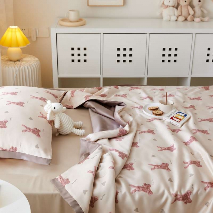 91家纺网 家纺一手货源 找家纺 汇庭 2021新款单人天丝卡通印花夏被 比得兔