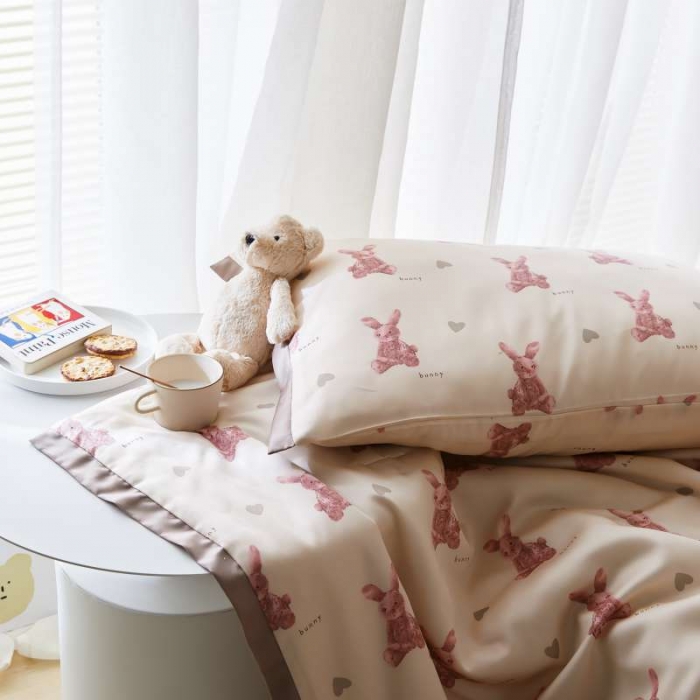 91家纺网 家纺一手货源 找家纺 汇庭 2021新款单人天丝卡通印花夏被 比得兔