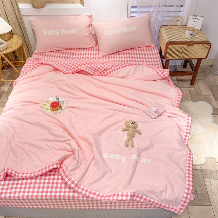 91家纺网 家纺一手货源 找家纺 2022水洗棉刺绣小熊夏被四件套 绣花毛巾绣被子空调被薄被芯