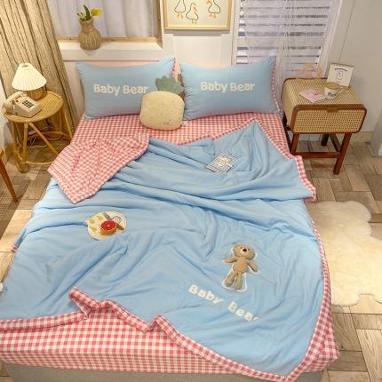 91家纺网 家纺一手货源 找家纺 2022水洗棉刺绣小熊夏被四件套 绣花毛巾绣被子空调被薄被芯