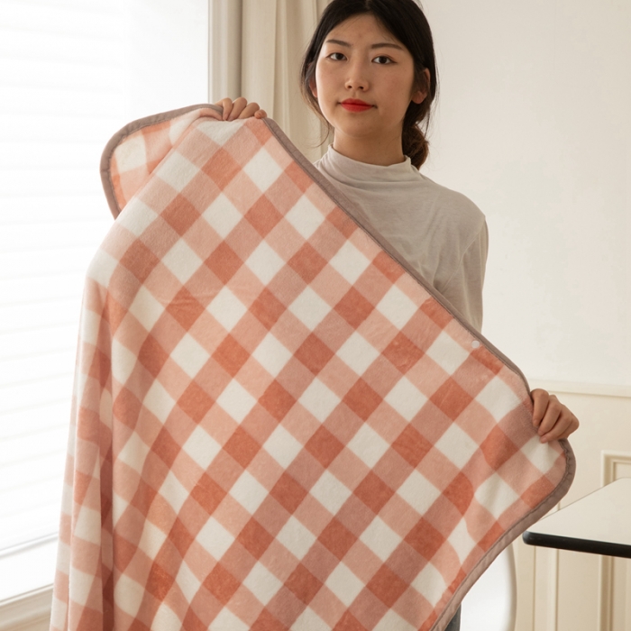 91家纺网 家纺一手货源 找家纺 恋尚羽 2025秋冬爆款印花披肩毯盖毯 粉小格